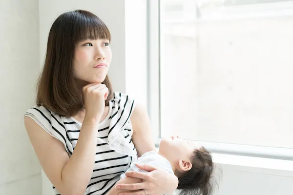 赤ちゃんを抱えるお母さん